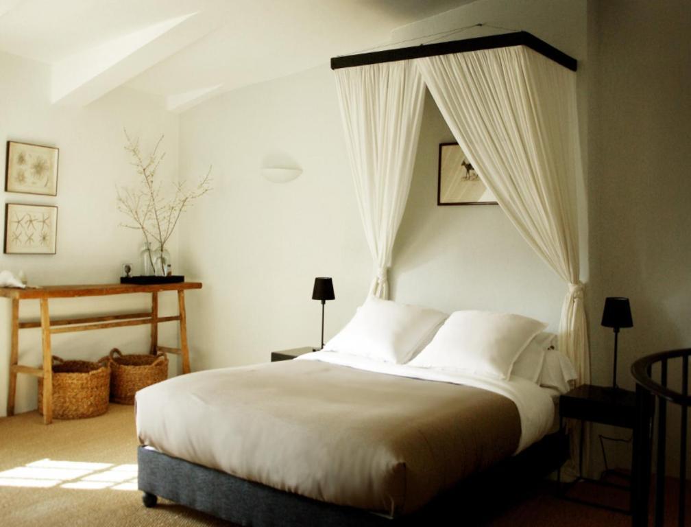 Monte Arena Bed and Breakfast Montaren-et-Saint-Médiers Eksteriør billede
